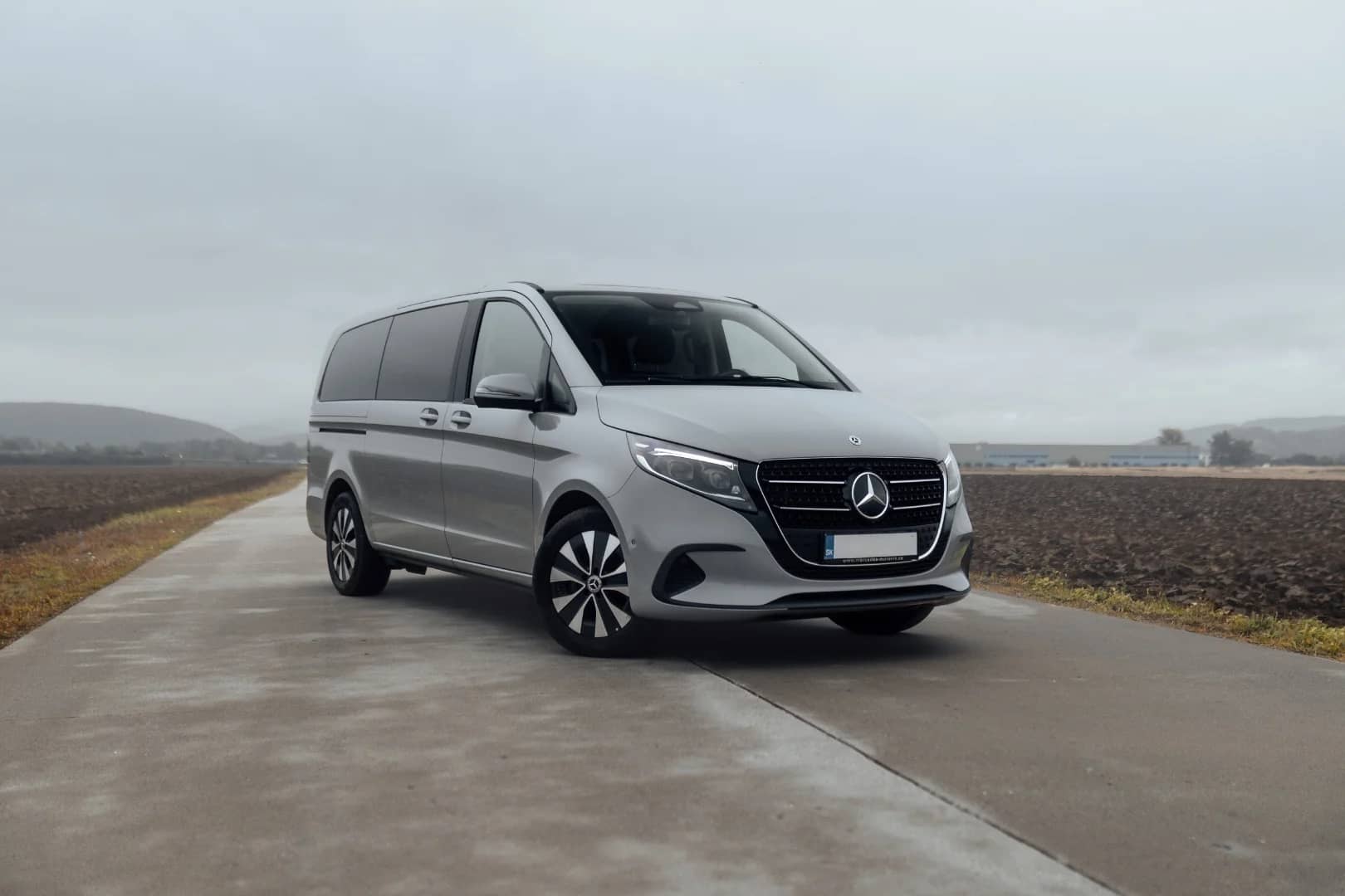 Mercedes-Benz V-Class 2024 - Kliknutím zobrazíte detail vozidla Mercedes-Benz V-Class 2024 diesel - Náhľad prémiového vozidla v BlackRent autopožičovni na Slovensku za 75,00€/deň