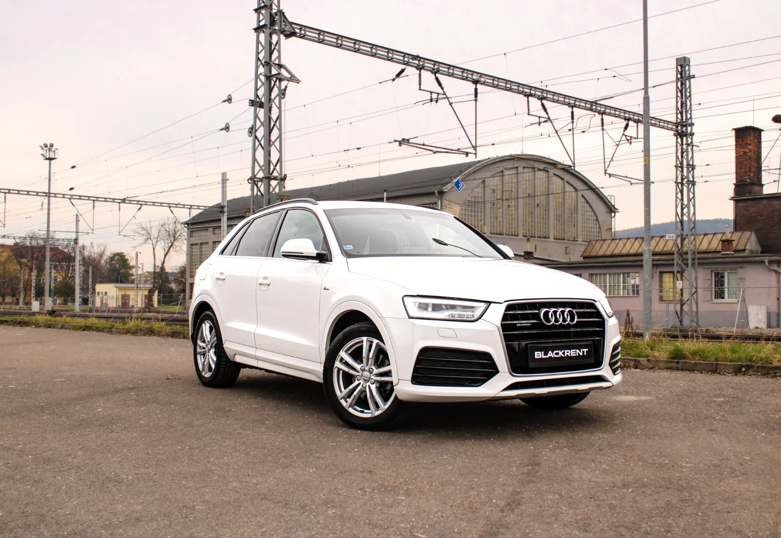 Audi Q3 2015 - Kliknutím zobrazíte detail vozidla Audi Q3 2015 diesel - Prenájom prémiového vozidla v BlackRent autopožičovni na Slovensku za 33,00€/deň
