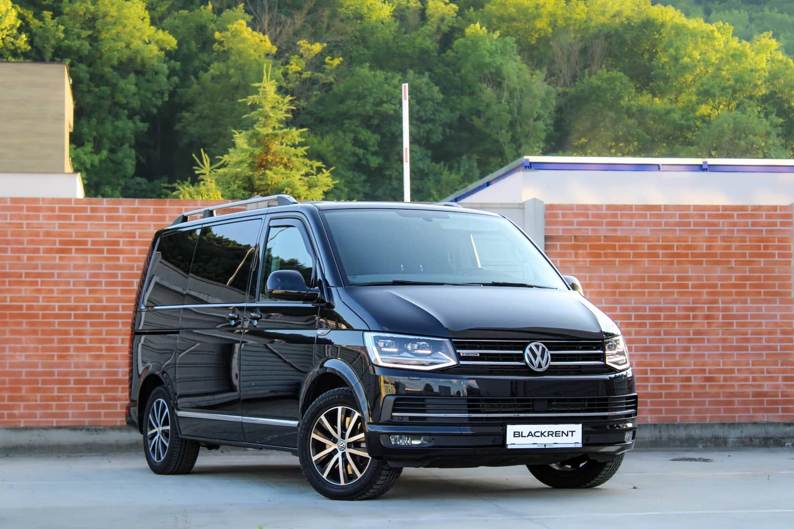 Volkswagen Multivan 2016 - Kliknutím zobrazíte detail vozidla Volkswagen Multivan 2016 diesel - Náhľad prémiového vozidla v BlackRent autopožičovni na Slovensku za 60,00€/deň