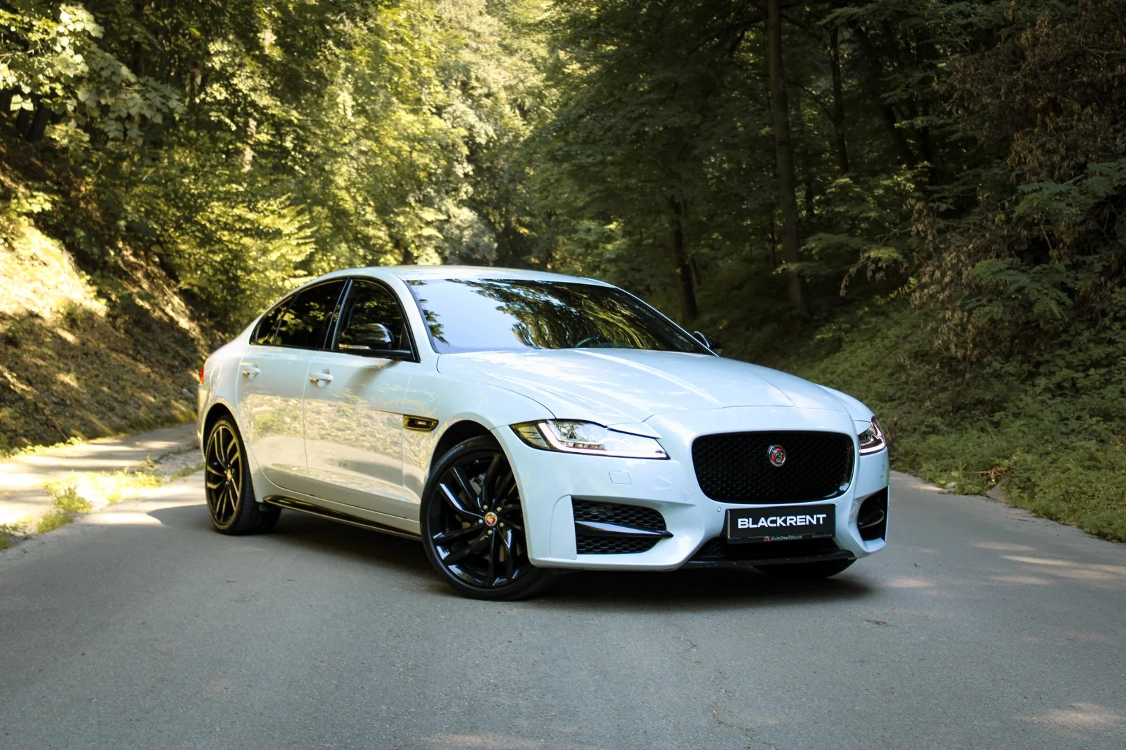 Jaguar XF 2016 - Kliknutím zobrazíte detail vozidla Jaguar XF 2016 diesel - Prenájom prémiového vozidla v BlackRent autopožičovni na Slovensku za 45,00€/deň