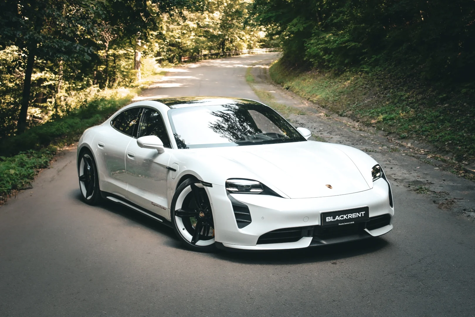 Porsche Taycan 2020 - Kliknutím zobrazíte detail vozidla Porsche Taycan 2020 petrol - Prenájom prémiového vozidla v BlackRent autopožičovni na Slovensku za 150,00€/deň