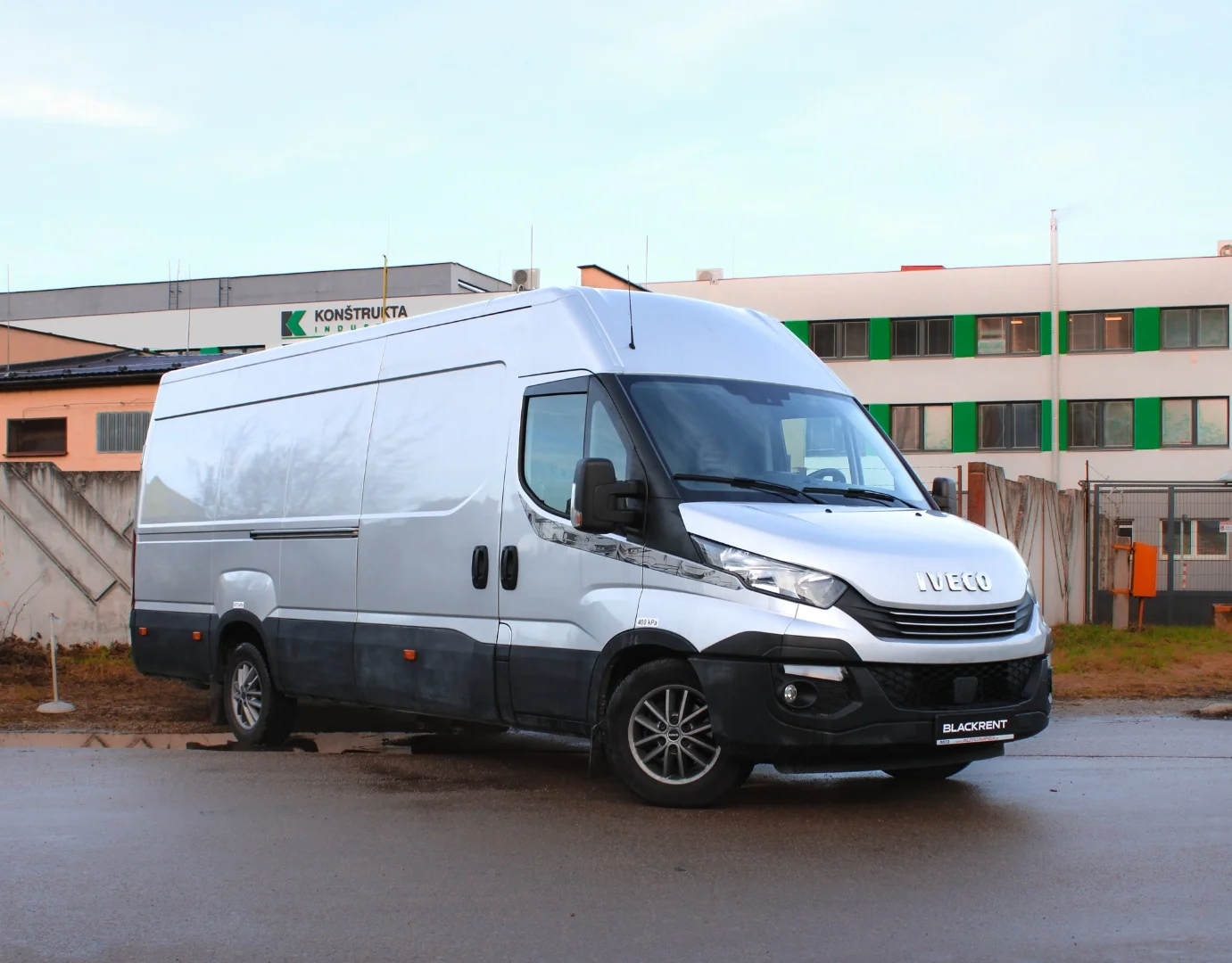 IVECO Daily 2019 - Kliknutím zobrazíte detail vozidla IVECO Daily 2019 diesel - Prenájom prémiového vozidla v BlackRent autopožičovni na Slovensku za 40,00€/deň