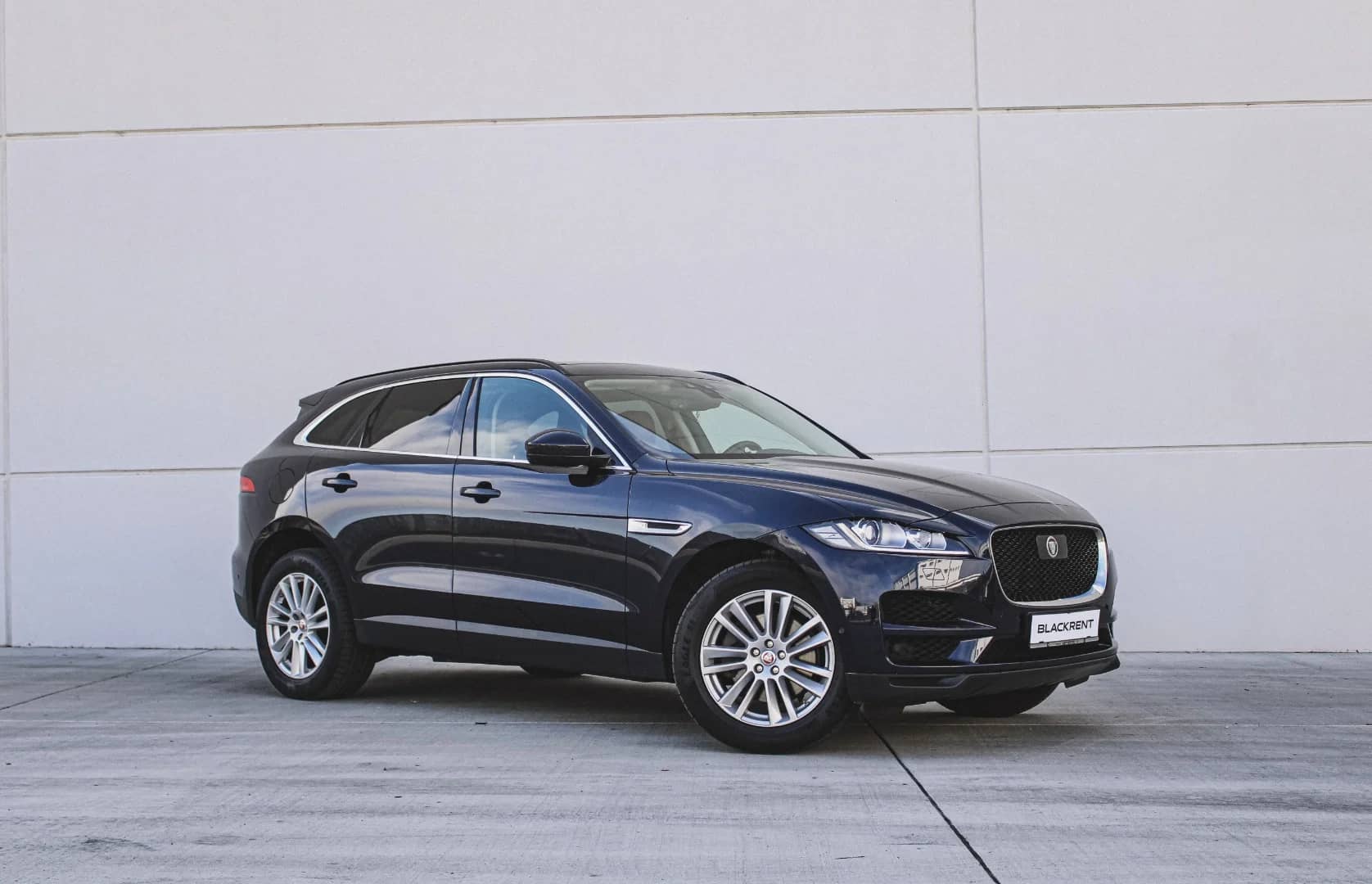Jaguar F-PACE 2019 - Kliknutím zobrazíte detail vozidla Jaguar F-PACE 2019 diesel - Náhľad prémiového vozidla v BlackRent autopožičovni na Slovensku za 50,00€/deň